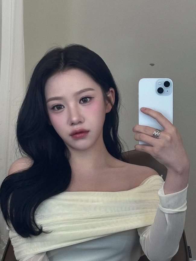 Anonim yang mengunggah postingan viral di forum komunitas Korea menyarankan Go Yoon Jung untuk menuntut Chae Bin karena mengedit fotonya secara berlebihan agar terlihat mirip dirinya. Sedangkan netizen lain hanya takjub melihat kemiripan mereka. Foto: dok. Instagram @chxxbin_2