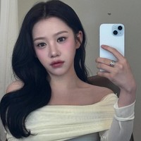 Anonim yang mengunggah postingan viral di forum komunitas Korea menyarankan Go Yoon Jung untuk menuntut Chae Bin karena mengedit fotonya secara berlebihan agar terlihat mirip dirinya. Sedangkan netizen lain hanya takjub melihat kemiripan mereka. Foto: dok. Instagram @chxxbin_2