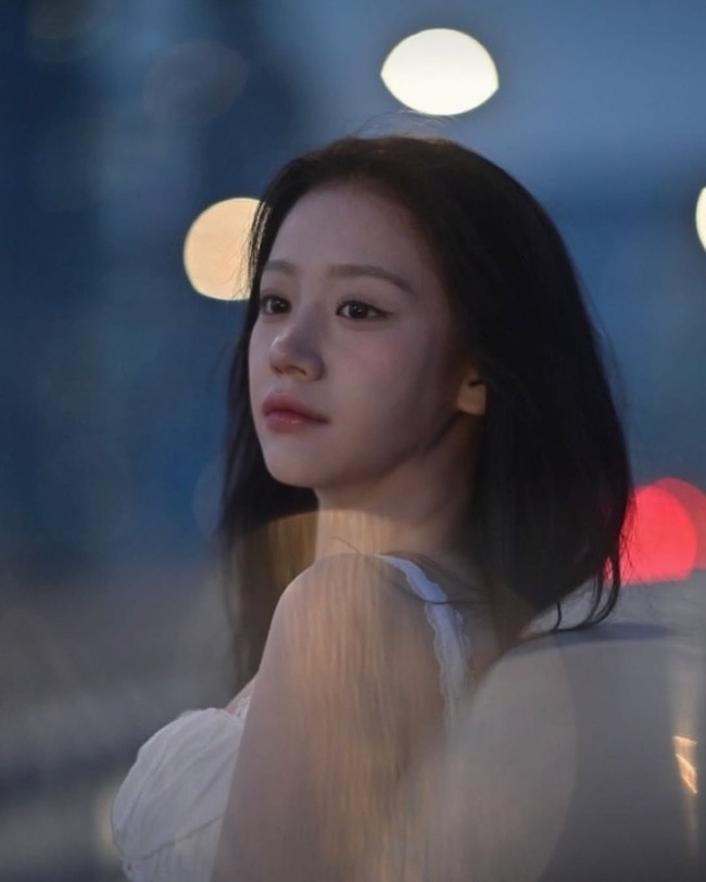 “AKU KIRA GO YOUNJUNGG, so prettyyy 🤍🤍” tulis salah satu netizen. Namun, ada yang juga yang berkata, “Pas liat postingan lama ternyata nggak mirip, kayanya emang berusaha mirip, padahal before juga cakep bgt.” Foto: dok. Instagram @chxxbin_2