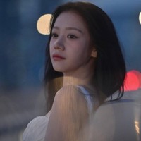 “AKU KIRA GO YOUNJUNGG, so prettyyy 🤍🤍” tulis salah satu netizen. Namun, ada yang juga yang berkata, “Pas liat postingan lama ternyata nggak mirip, kayanya emang berusaha mirip, padahal before juga cakep bgt.” Foto: dok. Instagram @chxxbin_2