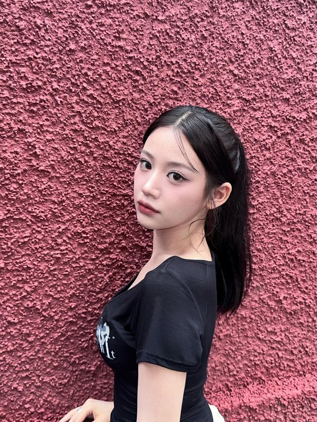Meski banyak yang memuji Chae Bin, tak sedikit pula yang menuding ia meniru Go Yoon Jung dengan bantuan operasi plastik. Perbandingan foto lama dan baru Chae Bin menjadi sorotan para netizen. Foto: dok. Instagram @chxxbin_2