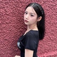 Meski banyak yang memuji Chae Bin, tak sedikit pula yang menuding ia meniru Go Yoon Jung dengan bantuan operasi plastik. Perbandingan foto lama dan baru Chae Bin menjadi sorotan para netizen. Foto: dok. Instagram @chxxbin_2