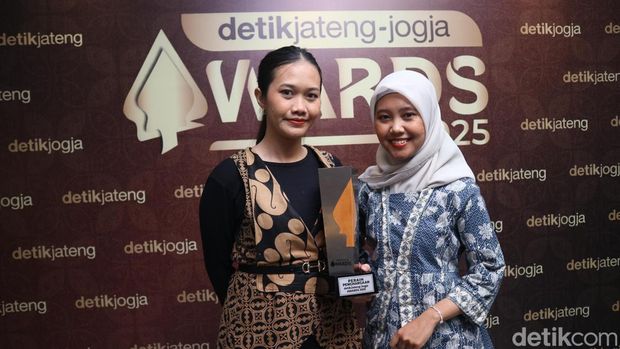 Chairwomen Bule Mengajar Safa Levina Sahda saat menerima detikjateng-jogja Awards 2025. Safa hadir didampingi Vice Chairwomen Bule Mengajar Siti Kholifah.