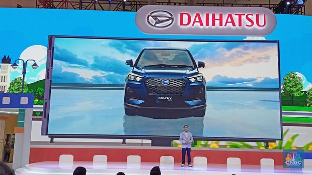 Daihatsu resmi meluncurkan mobil hybrid baru di Indonesia yakni Rocky Hybrid dengan harga Rp 293,9 juta, harga ini diberikan khusus untuk penyelenggaraan GIIAS 2025. (CNBC Indonesia/Ferry Sandi)