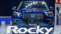 Dalam hal fitur keselamatan dan keamanan, Daihatsu Rocky Hybrid dilengkapi dengan berbagai sistem keamanan aktif Smart Assist. Mulai dari 19 fungsi keselamatan aktif yang berbeda, fungsi peringatan dan pengereman terhadap potensi tabrakan yang mendukung mode malam hari, pendeteksi pejalan kaki, hingga fungsi pendeteksi rambu lalu lintas untuk memberikan peringatan maximum speed dan stop.