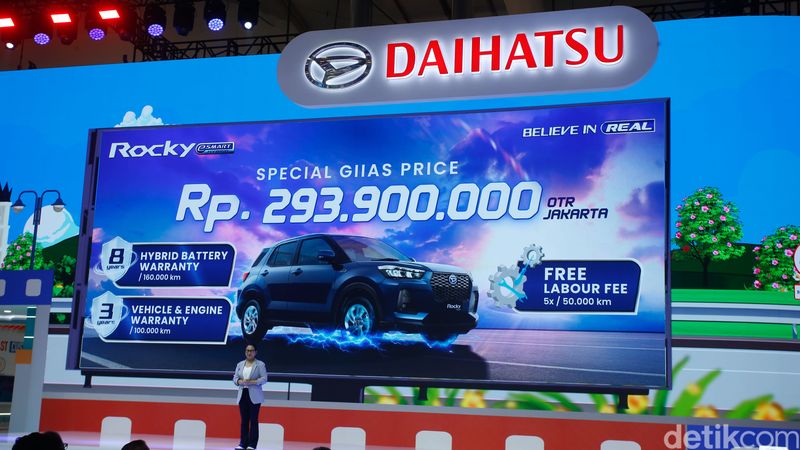 PT Astra Daihatsu Motor (ADM) membawa Daihatsu Rocky hybrid dalam ajang Gaikindo Indonesia International Auto Show (GIIAS) 2025 di ICE BSD City, Tangerang, Rabu (23/7/2025).