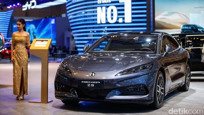 Debut Mewah Denza Z9 Ramaikan GIIAS 2025 Denza Z9 dipamerkan oleh BYD di booth Denza pada gelaran GIIAS 2025, ICE BSD City, Tangerang, Rabu (23/7/2025). Debut ini menjadi kesempatan baru bagi sub‑brand premium BYD di pasar Indonesia.