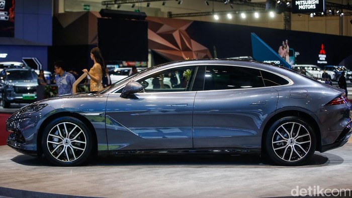 Debut Mewah Denza Z9 Ramaikan GIIAS 2025 Denza Z9 dipamerkan oleh BYD di booth Denza pada gelaran GIIAS 2025, ICE BSD City, Tangerang, Rabu (23/7/2025). Debut ini menjadi kesempatan baru bagi sub‑brand premium BYD di pasar Indonesia.