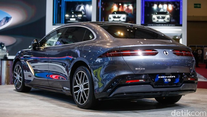 Debut Mewah Denza Z9 Ramaikan GIIAS 2025 Denza Z9 dipamerkan oleh BYD di booth Denza pada gelaran GIIAS 2025, ICE BSD City, Tangerang, Rabu (23/7/2025). Debut ini menjadi kesempatan baru bagi sub‑brand premium BYD di pasar Indonesia.