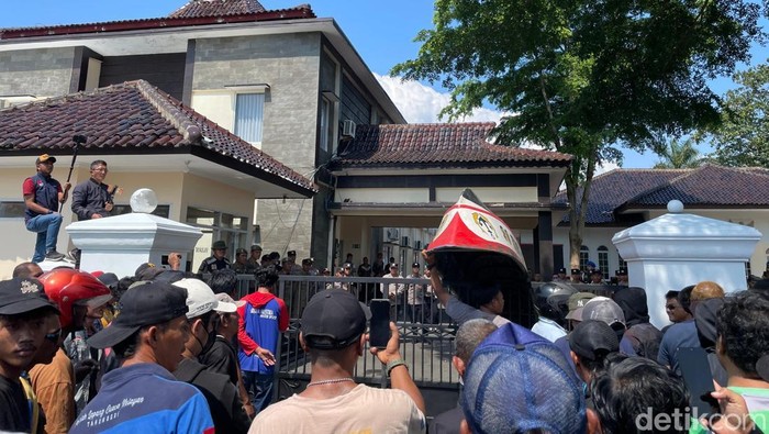 Aksi demonstran memasukkan kapal nelayan ke kantor Bupati Pangandaran.