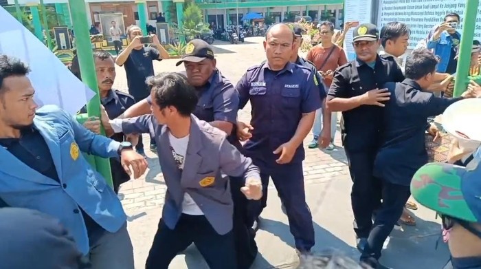 Demo mahasiswa Universitas Panca Marga (UPM) Probolinggo ricuh karena hendak menerobos ke dalam kampus