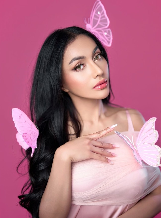 Denada tampil makin menawan di pemotretan terbaru. Bergaya serba pink kenakan dress dan detail dekorasi kupu-kupu tambahan, penampilannya disebut bak bidadari oleh netizen. Foto: Instagram/@denadaindonesia