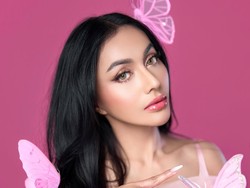 8 Pemotretan Terbaru Denada Usai Oplas, Cantik Bak Barbie Dengan Nuansa Pink