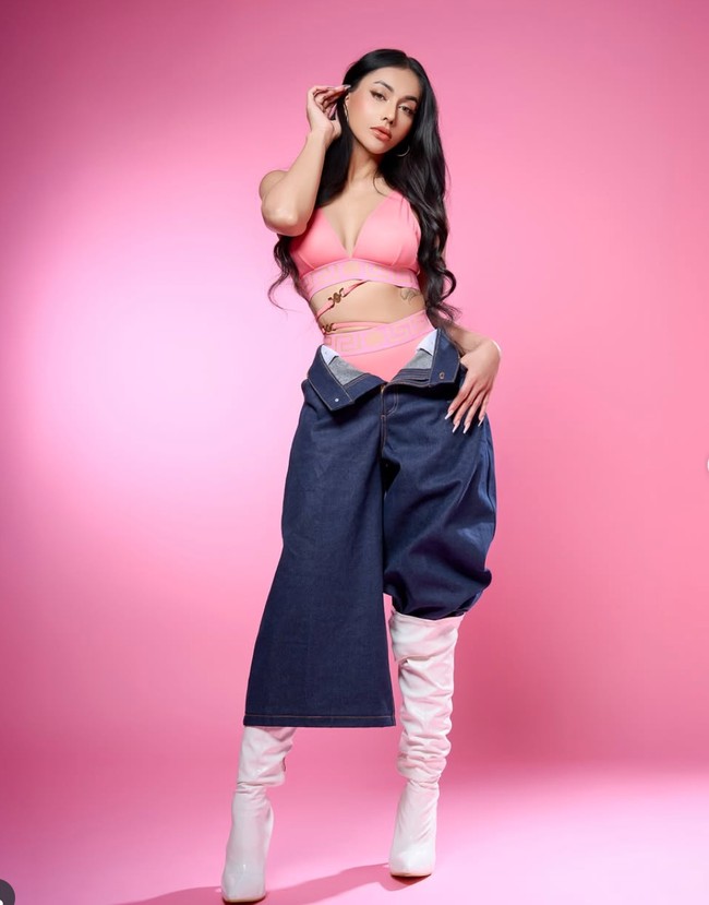 Dalam look berbeda Denada tampil lebih sporty dan berani dengan bralette pink yang memiliki tali menyilang di bawah dadanya, menambah kesan seksi. Bralette tersebut senada dengan nuansa celana di bagian dalam pakaian yang dikenakannya. Foto: Instagram/@denadaindonesia