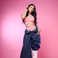 Dalam look berbeda Denada tampil lebih sporty dan berani dengan bralette pink yang memiliki tali menyilang di bawah dadanya, menambah kesan seksi. Bralette tersebut senada dengan nuansa celana di bagian dalam pakaian yang dikenakannya. Foto: Instagram/@denadaindonesia