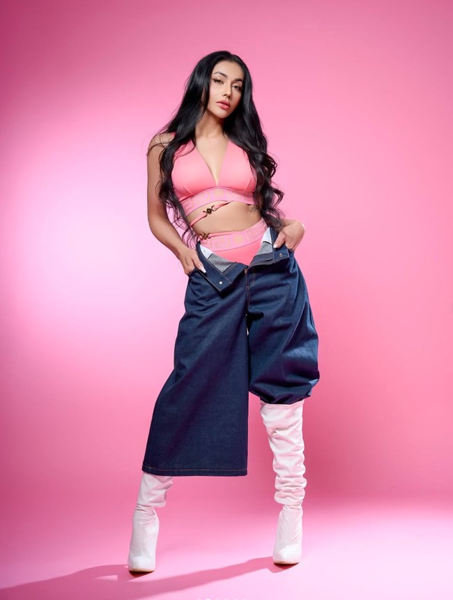 Ia memadukan gayanya dengan celana denim oversized yang unik. Potongan celana tampak begitu lebar hingga hampir menyerupai rok dengan struktur tebal. Bagian pinggang celana juga tampak dilipat ke bawah. Foto: Instagram/@denadaindonesia