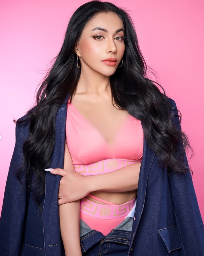 Di beberapa foto Denada menambahkan blazer denim untuk melengkapi gayanya. Barbie bangettt, komentar salah seorang netizen. Wooow keren bangeeet, tambah netizen lain. Foto: Instagram/@denadaindonesia