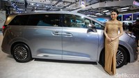 Penjualan Denza D9 tercatat menembus ribuan unit meski baru setengah tahun dipasarkan. Kehadiran mobil ini dinilai sebagai tonggak penting industri EV nasional.  
