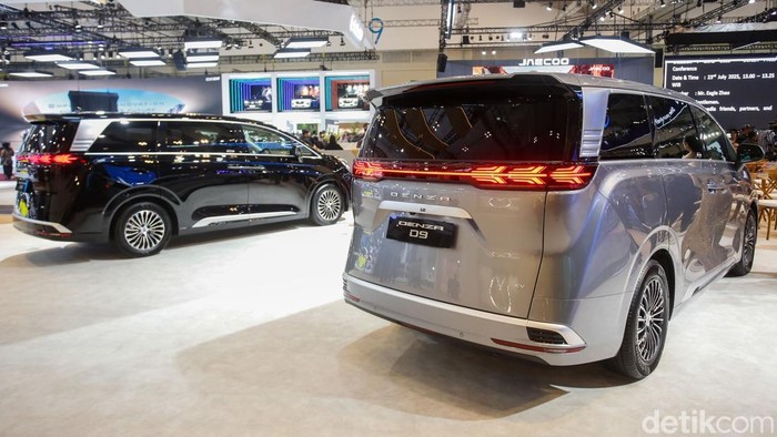 Denza D9, MPV Listrik Mewah yang Curi Perhatian Denza D9 ditampilkan dalam GIIAS 2025, Rabu (24/7/2025). MPV premium bertenaga listrik ini telah meluncur di Indonesia. Mobil mewah full elektrik tersebut mendapat sambutan positif dari masyarakat.