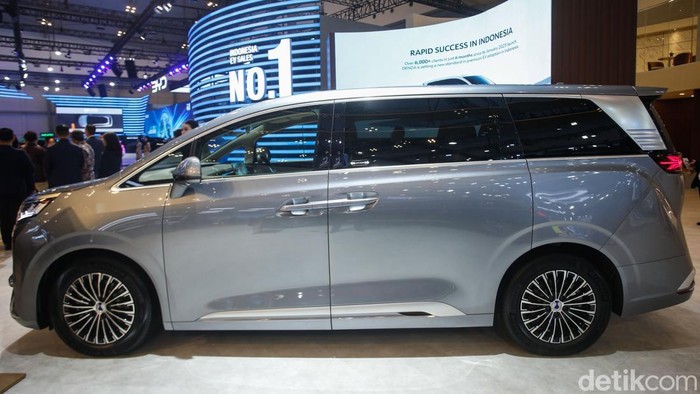 Denza D9, MPV Listrik Mewah yang Curi Perhatian Denza D9 ditampilkan dalam GIIAS 2025, Rabu (24/7/2025). MPV premium bertenaga listrik ini telah meluncur di Indonesia. Mobil mewah full elektrik tersebut mendapat sambutan positif dari masyarakat.
