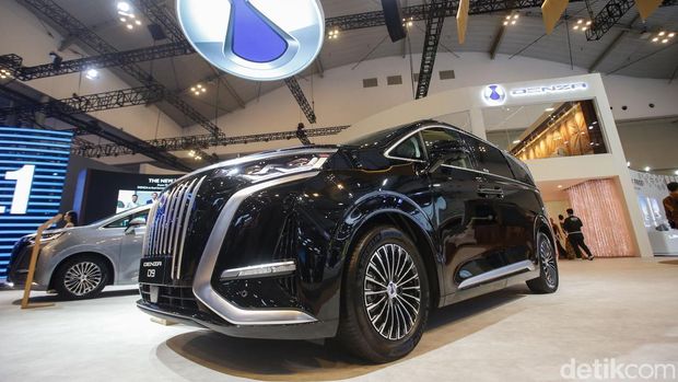 Denza D9 ditampilkan dalam GIIAS 2025, Rabu (24/7/2025). MPV premium bertenaga listrik ini telah meluncur di Indonesia. Mobil mewah full elektrik tersebut mendapat sambutan positif dari masyarakat.