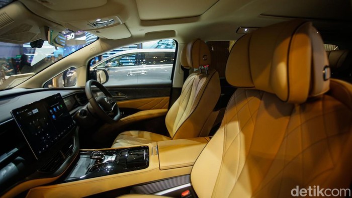 Denza D9, MPV Listrik Mewah yang Curi Perhatian Denza D9 ditampilkan dalam GIIAS 2025, Rabu (24/7/2025). MPV premium bertenaga listrik ini telah meluncur di Indonesia. Mobil mewah full elektrik tersebut mendapat sambutan positif dari masyarakat.