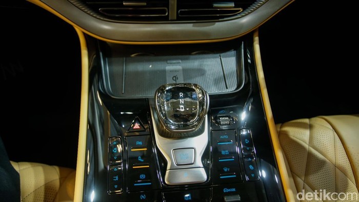 Denza D9, MPV Listrik Mewah yang Curi Perhatian Denza D9 ditampilkan dalam GIIAS 2025, Rabu (24/7/2025). MPV premium bertenaga listrik ini telah meluncur di Indonesia. Mobil mewah full elektrik tersebut mendapat sambutan positif dari masyarakat.