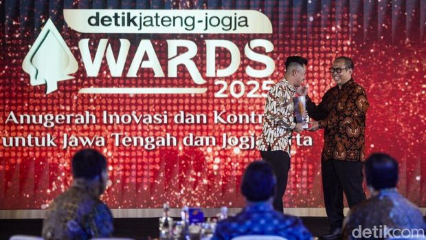 Direktur detikcom, Abdul Aziz, menyerahkan penghargaan ke perwakilan Bupati Brebes di Semarang, Rabu (23/7/2025).