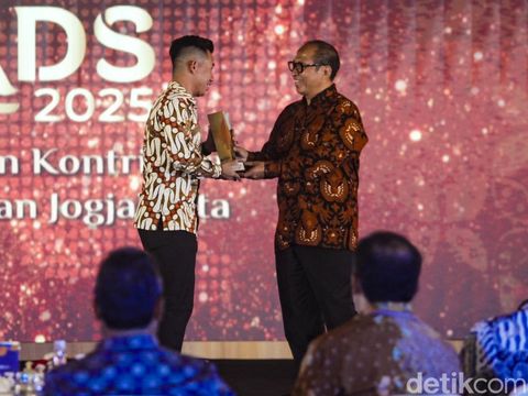 Direktur detikcom, Abdul Aziz, menyerahkan penghargaan ke perwakilan Bupati Brebes di Semarang, Rabu (23/7/2025).