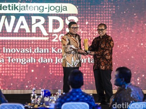 Direktur detikcom, Abdul Aziz menyerahkan penghargaan kepada Ketua DPD Golkar Jateng, Mohammad Saleh, di Gedung Gradhika Bhakti Praja Kantor Gubernur Jawa Tengah, Semarang, Rabu (23/7/2025) malam.