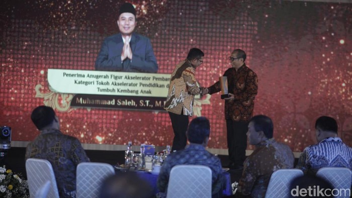 Direktur detikcom, Abdul Aziz menyerahkan penghargaan kepada Ketua DPD Golkar Jateng, Mohammad Saleh, di Gedung Gradhika Bhakti Praja Kantor Gubernur Jawa Tengah, Semarang, Rabu (23/7/2025) malam. Direktur detikcom, Abdul Aziz menyerahkan penghargaan kepada Ketua DPD Golkar Jateng, Mohammad Saleh, di Gedung Gradhika Bhakti Praja Kantor Gubernur Jawa Tengah, Semarang, Rabu (23/7/2025) malam.
