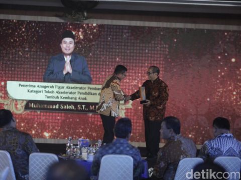 Direktur detikcom, Abdul Aziz menyerahkan penghargaan kepada Ketua DPD Golkar Jateng, Mohammad Saleh, di Gedung Gradhika Bhakti Praja Kantor Gubernur Jawa Tengah, Semarang, Rabu (23/7/2025) malam.