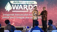 Saleh memberikan perhatian terhadap anak SD dan SMP dengan program ganti sepatu siswa jebol (GASS) hingga susu gratis bagi anak sekolah.