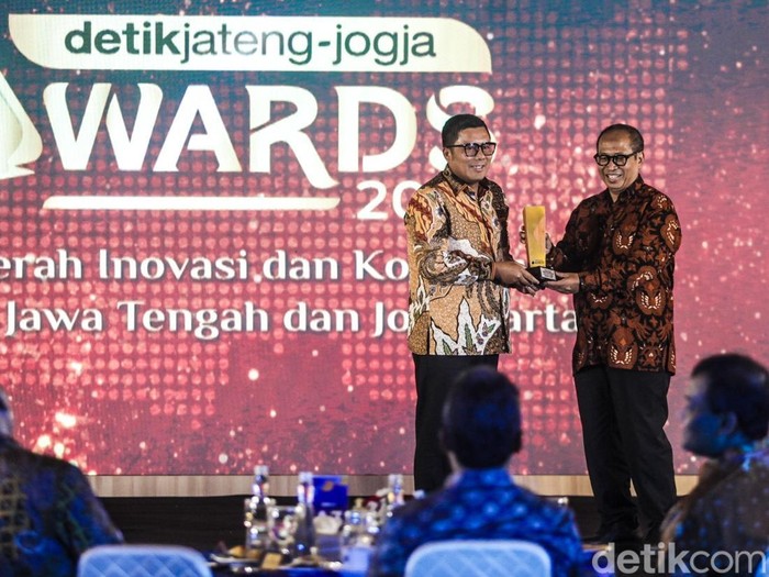 Direktur detikcom, Abdul Aziz menyerahkan penghargaan kepada Ketua DPD Golkar Jateng, Mohammad Saleh, di Gedung Gradhika Bhakti Praja Kantor Gubernur Jawa Tengah, Semarang, Rabu (23/7/2025) malam.