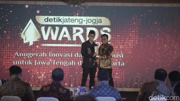 Direktur Kolaborasi detikcom Elvan Dany menyerahkan penghargaan detikjateng-jogja Awards 2025 untuk Singgih Januratmoko yang diwakili stafnya, H. Nuri Trisfiantoro.