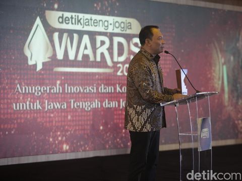 Direktur Utama Jasa Marga, Prof Rivan Achmad Purwantono saat menerima penghargaan detikJateng-Jogja Awards 2025 di Gedung Gradhika Bhakti Praja, Semarang, Rabu (23/7/2025).