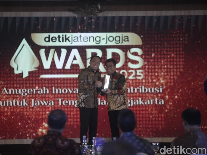 Direktur Utama Jasa Marga, Prof Rivan Achmad Purwantono saat menerima penghargaan detikJateng-Jogja Awards 2025 di Gedung Gradhika Bhakti Praja, Semarang, Rabu (23/7/2025).