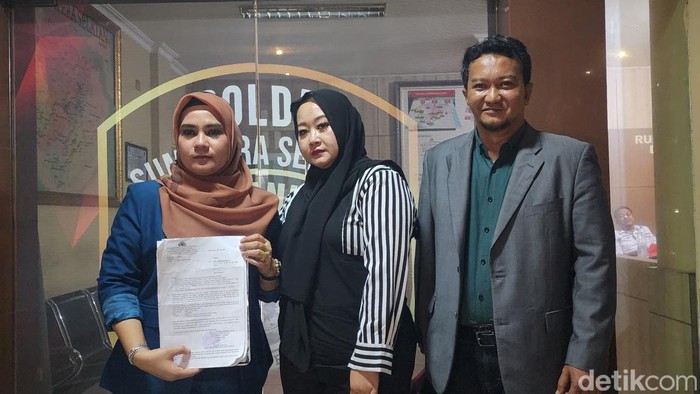 Dona didampingi kuasa hukumnya usai diperiksa sebagai terlapor curat atas laporan mantan suami, Aipda JW.