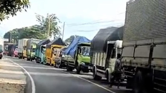 Ekor kepadatan lalu lintas imbas pembatasan truk di Pelabuhan Ketapang Banyuwangi yang sudah mencapai Waduk Bajulmati, atau kurang lebih sekitar 31 kilometer.