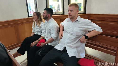 Float, Collyer, dan Stocker saat menunggu giliran sidang di PN Denpasar seusai sidang, Kamis (24/7/2025). (Aryo Mahendro/detikBali)