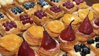 Tepat di seberang Mall Blok M bagian samping, ada tempat makan pastry yang enak. Namanya London Layers yang diantre pembeli sebab pilihan pastrynya beragam dan enak-enak. Lokasinya di Jalan Melawai IV No.1. Kalau datang ke sini harus sabar antre! Foto: Instagram