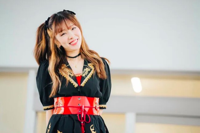 Fujiko adalah idol Jepang yang tergabung dalam Akujo Jidai. Grup lokal tersebut terdiri dari wanita yang berusia 40an. Fujika jadi perhatian karena penampilan cantiknya. Foto: Twitter