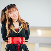 Fujiko adalah idol Jepang yang tergabung dalam Akujo Jidai. Grup lokal tersebut terdiri dari wanita yang berusia 40an. Fujika jadi perhatian karena penampilan cantiknya. Foto: Twitter