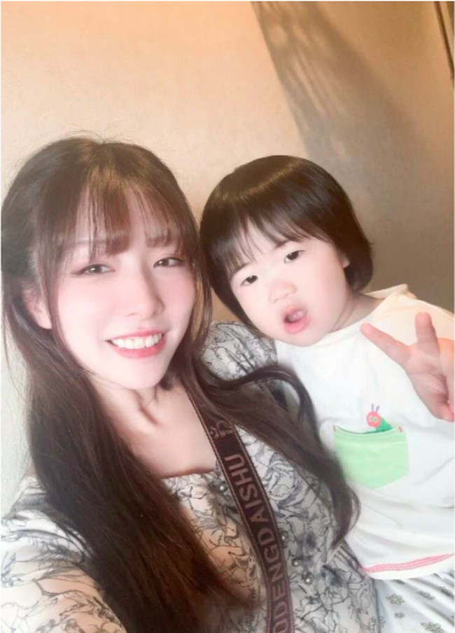 Selain idol, Fujiko kini memiliki kesibukan lain yakni sebagai nenek. Ia pertama kali mendapatkan cucu dari anak perempuannya yang berusia 27 tahun. Cucu Fujiko kini sudah berusia tiga tahun. Foto: Twitter