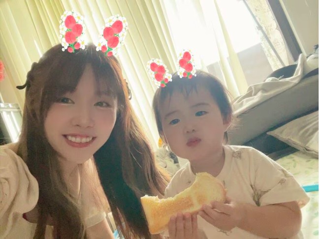 Begini potret gemas Fujiko dengan cucunya. Foto: Twitter