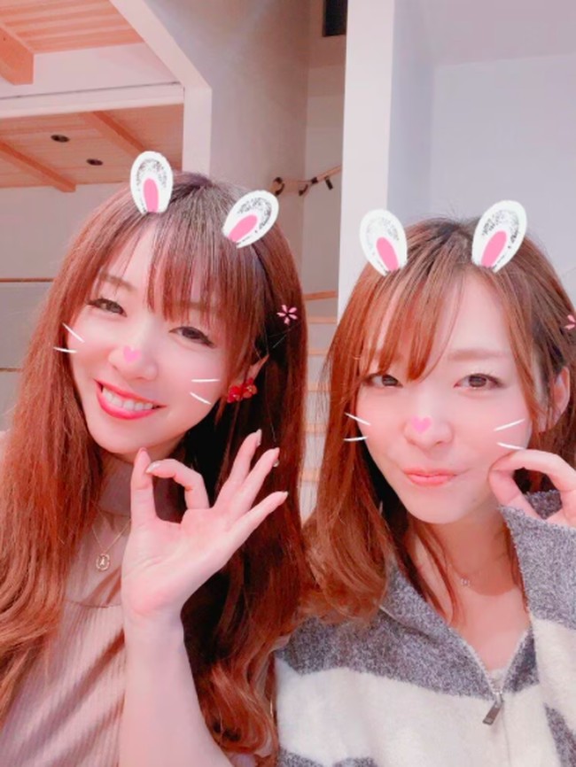 Fujiko sendiri sempat menikah tapi bercerai dua tahun kemudian. Selama 20 tahun terakhir, ia membesarkan anak sendiri dan tidak menikah lagi selagi melakoni berbagai pekerjaan. Begini potretnya bersama sang putri. Foto: Twitter