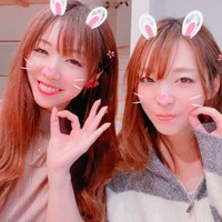 Fujiko sendiri sempat menikah tapi bercerai dua tahun kemudian. Selama 20 tahun terakhir, ia membesarkan anak sendiri dan tidak menikah lagi selagi melakoni berbagai pekerjaan. Begini potretnya bersama sang putri. Foto: Twitter