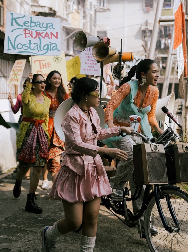 Dalam film pendek yang bisa disaksikan di YouTube ini Maudy Ayunda dikisahkan berperan sebagai seorang aktivis kebaya. Dalam film tersebut, Maudy mengungkapkan kegelisahannya pada kebaya yang kini seakan terlupakan. Foto: Dok. Instagram @maudyayunda, YouTube IndonesiaKaya