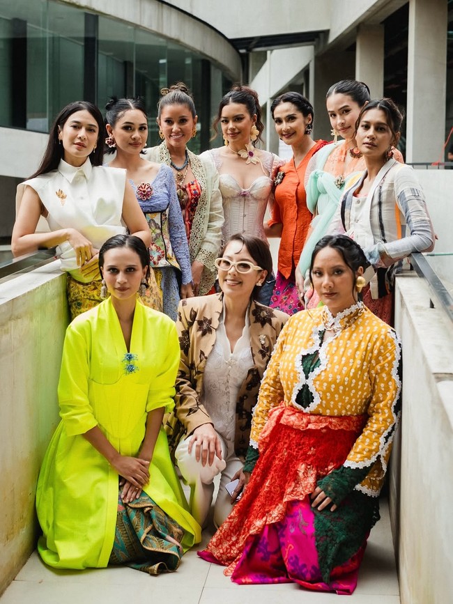 Maudy Ayunda merupakan satu dari sederet artis yang membintangi film KitaBerkebaya yang digagas oleh Bakti Budaya Djarum Foundation dan disutradarai Bramsky. Selain Maudy, film pendek ini juga dibintangi Tara Basro, Eva Celia, Titi Radjo, Andien dan Lutesha. Foto: Dok. Instagram @maudyayunda, YouTube IndonesiaKaya
