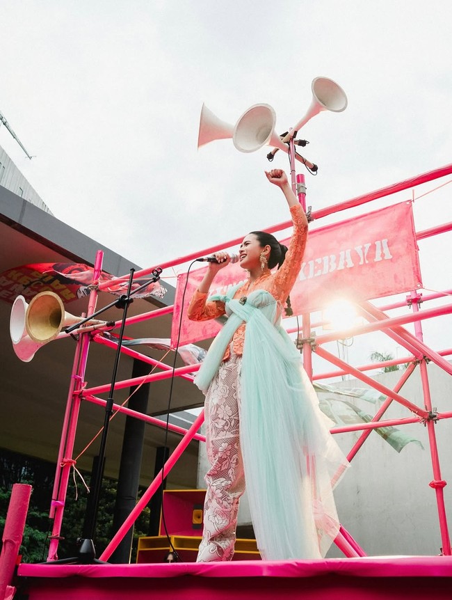 Maudy Ayunda tampil unik saat menjadi orator demonstrasi. Aktris 30 tahun itu memadukan kebaya dengan celana brokat ditambah selendang yang memberikan sentuhan modern sekaligus unik pada penampilannya. Foto: Dok. Instagram @maudyayunda, YouTube IndonesiaKaya